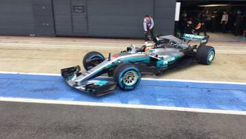 Lewis Hamilton saliendo de boxes con el Mercedes W08 en Silverstone.