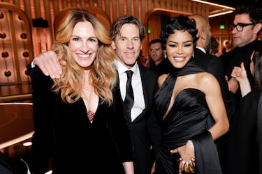 Julia Roberts, Daniel Moder y Teyana Taylor durante la 83.ª edición de los Globos de Oro, celebrada en el Beverly Hilton.
