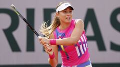 Paula Badosa devuelve una bola durante su partido ante Sloane Stephens en Roland Garros 2020.