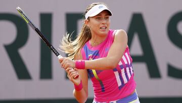 Paula Badosa devuelve una bola durante su partido ante Sloane Stephens en Roland Garros 2020.