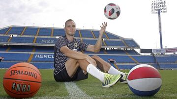 12/09/18 HERCULES
 PABLO I&Ntilde;IGUEZ  ENTREVISTA 
 CON BALONES DE BALONCESTO Y FUTBOL