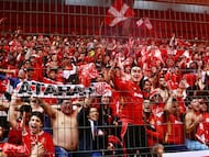 MEX1300. TOLUCA (MÉXICO), 14/12/2025.- Aficionados del Toluca celebran este domingo, al ganar la final de la Liga MX en el estadio Nemesio Diez en Toluca (México). EFE/Felipe Gutiérrez
