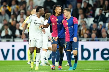 El jugador del Barcelona nacido en Los Palacios y Villafranca sali¨® al terreno de juego en el tramo final del encuentro, pero tuvo tiempo suficiente para tener sus tiranteces con el delantero brasile?o del Real Madrid. "?4-0, 4-0!", le dijo Gavi a Vinicius en varias ocasiones, haci¨¦ndole el gesto con la mano.