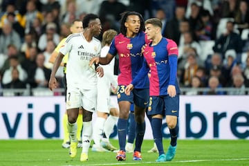 El jugador del Barcelona nacido en  Los Palacios y Villafranca salió al terreno de juego en el tramo final del encuentro, pero tuvo tiempo suficiente para tener sus tiranteces con el delantero brasileño del Real Madrid. "¡4-0, 4-0!", le dijo Gavi a Vinicius en varias ocasiones, haciéndole el gesto con la mano.