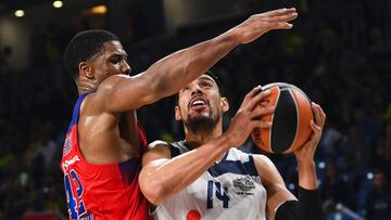 Real Madrid's Gustavo Ayon (R) vies with CSKA Moscow's Kyle Hines (L) during the third place basketball match between CSKA Moscow and Real Madrid at the Euroleague Final Four basketball matches at Sinan Erdem sport Arena on May 21, 2017 in Istanbul. / AFP PHOTO / BULENT KILIC