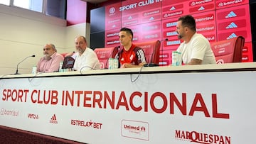 Rafael Santos Borré en su primera rueda de prensa como nuevo jugador de Internacional de Porto Alegre.