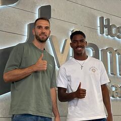 Pau López y Júnior pasan sus reconocimientos médicos