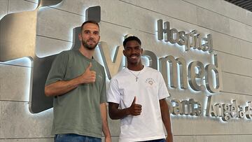 Pau López y Júnior Firpo.