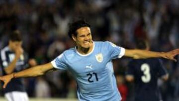 El jugador de la selecci&oacute;n uruguaya Edinson Cavani celebra el tercer gol ante Argentina.