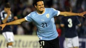 El jugador de la selecci&oacute;n uruguaya Edinson Cavani celebra el tercer gol ante Argentina.