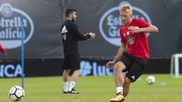 Daniel Wass dando un pase durante un entrenamiento del Celta en A Madroa.