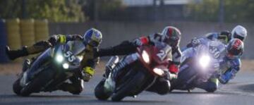 Pilotos sacando la pierna en la carrera de resistencia de motociclismo de las 24 horas de Le Mans.