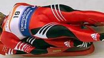 En el luge, pequeños movimientos de la pierna y el hombro bastan para dirigir el vehículo.