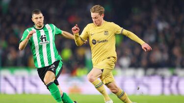 SEVILLE, SPAIN - FEBRUARY 01: Frenkie de Jong of FC Barcelona runs with the ball during the LaLiga Santander match between Real Betis and FC Barcelona at Estadio Benito Villamarin on February 01, 2023 in Seville, Spain. (Photo by Fran Santiago/Getty Images)