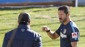 SE COMPLEMENTAN. Simeone, hablando con Burgos.