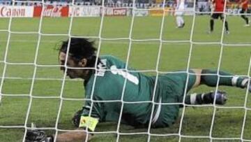 <b>LESI?N.</b> El portero italiano estar¨¢ fuera de los terrenos de juego un mes, perdi¨¦ndose el partido frente al Real Madrid.