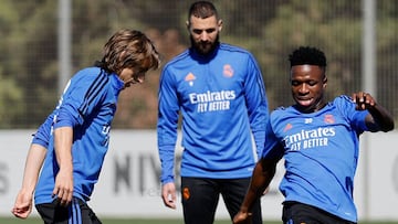 Modric, Benzema y Vinicius, los pilares del Madrid, durante el entrenamiento de este s&aacute;bado.