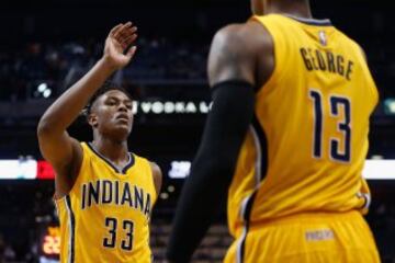 Myles Turner y Paul George.
