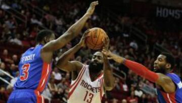 James Harden, acosado por Stuckey y Drummond.