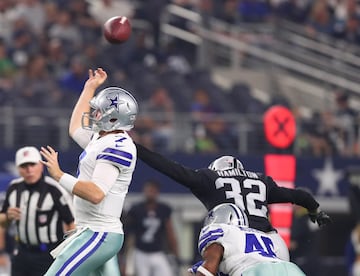 Cooper Rush (7), de los Dallas Cowboys, pierde el balón.