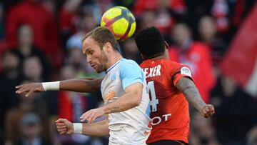 Mexer y Germain luchan por el balón.