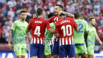Correa, felicitado por su gol en el último Atlético-Betis