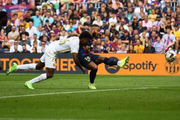 Memphis Depay marca el 2-0 al Elche.