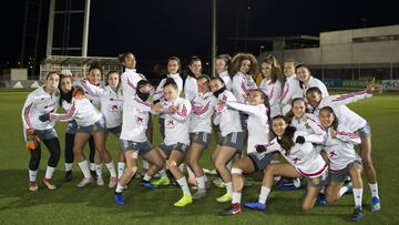 Las jugadoras de la Sub-17 de Toña Is posan antes del Mundial entre bromas, buen ambiente y gran confianza.