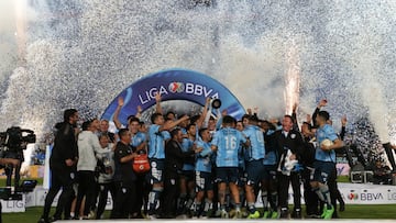 AME9873. PACHUCA (MÉXICO), 30/10/2022.- Jugadores y cuerpo técnico del Pachuca celebran hoy con el trofeo de campeones del torneo Apertura 2022 de la Liga MX, en el estadio Hidalgo en Pachuca (México). EFE/David Martínez Pelcastre
