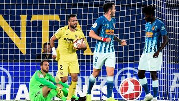 Villarreal's Spanish defender Mario (2L) celebrates after scoring during the Spanish league football match Villarreal CF against Club Atletico de Madrid at La Ceramica stadium in Vila-real on October 20, 2018. (Photo by JOSE JORDAN / AFP)
