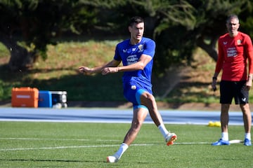 César Montes durante un entrenamiento con el Almería.