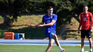 César Montes durante un entrenamiento con el Almería.
