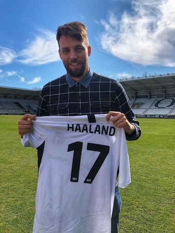 El español, conocedor de la admiración que despierta en el joven noruego, no ha dudado en regalarle una camiseta de su actual club, el Burgos. "Wow, qué leyenda", escribió en Twitter Haaland, acompañando el mensaje con el hastagh #Nice2Michu, como referencia al juego de palabras que se viralizó en la Premier a la llegada del atacante y que en español se traduce como un "encantado de conocerte".