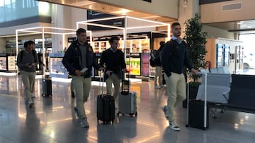 Andre Silva y Odriozola en el aeropuerto de Pamplona antes de partir hacia Milán.