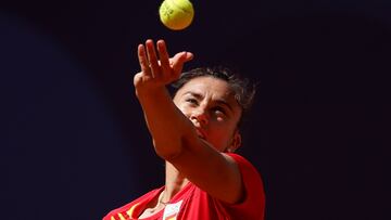 La tenista espa?ola Sara Sorribes sirve ante la checa Barbora Krejcikova durante su partido de primera ronda individual femenina de los Juegos Ol¨ªmpicos de Par¨ªs 2024 contra en la pista Philippe-Chatrier del complejo de tenis Roland Garros, este domingo en Par¨ªs, Francia. EFE/ Juanjo Mart¨ªn
