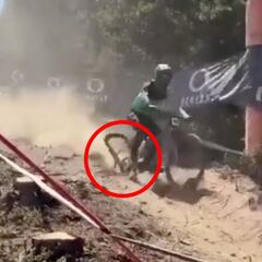 Se le desintegra la rueda en pleno descenso a todo gas entre rocas