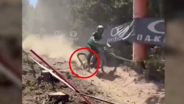 Una rueda de MTB desintegrándose rodeada en rojo durante la UCI MTB World Cup DH de Vallnord (Andorra), el 15 de julio del 202.