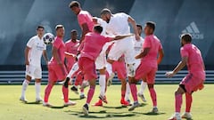 Karim Benzema remata de cabeza durante el partidillo en el entrenamiento del Real Madrid.