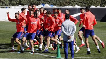 Los jugadores del Atlético, durante el entrenamiento de ayer.