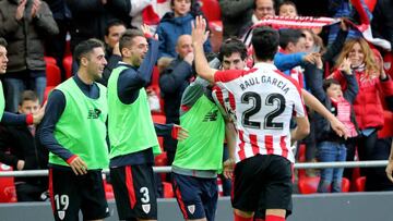 *** CORRIGE FECHA***GRAF9273. BILBAO (ESPAÑA), 25/02/2018.-El jugador del Athletic Bilbao, Mikel San José (2d) celebra con sus compañeros el segundo gol contra el Málaga CF, durante el partido correspondiente a la vigésimo quinta jornada de LaLiga Santander disputado en San Mamés. EFE/ Luis Tejido