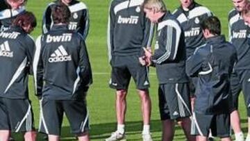 <b>LECCIÓN DE PELLEGRINI . </b>El técnico corrigió ayer los errores cometidos contra el Milán.