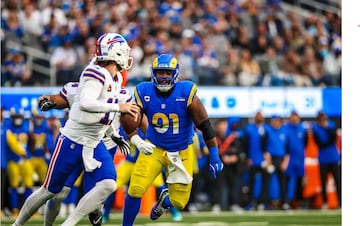 El QB de Buffalo se convirtió en el primer jugador en la historia de la NFL en lanzar tres pases de touchdown y sumar tres touchdowns terrestres en un partido.