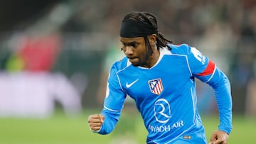 SEVILLA, 05/02/2026.- El delantero del Atlético Ademola Lookman celebra tras marcar el tercer gol ante el Betis, durante el partido de cuartos de final de la Copa del Rey que Real Betis y Atlético de Madrid disputan este jueves en el estadio de La Cartuja, en Sevilla. EFE/Jose Manuel Vidal