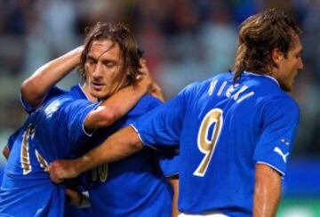 Su debut con la absoluta se produjo el 10 de octubre de 1998, en un amistoso contra Suiza. Su primer gol lo anotaría el 26 de abril de 2000, en un partido amistoso ante Portugal.