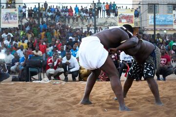 Fotografías de la lucha tradicional de Mali durante el festival de Bamako en las orillas del río Níger.