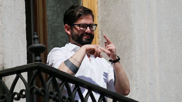 Santiago, 30 de septiembre de 2023
El Presidente de la Republica, Gabriel Boric, saluda desde el balcn de La Moneda durante una manifestacin ven su apoyo.


Dragomir Yankovic/Aton Chile