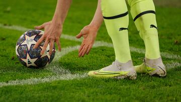 Manchester City's Belgian midfielder Kevin De Bruyne places the ball for a corner kick during the UEFA Champions League quarter-final, second leg football match between Bayern Munich and Manchester City in Munich, southern Germany on April 19, 2023. (Photo by Odd ANDERSEN / AFP)