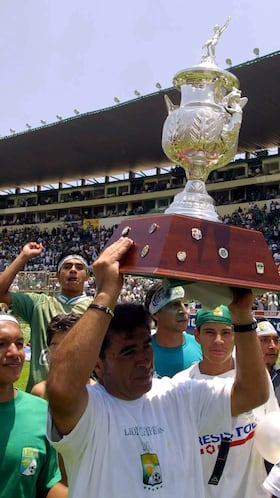 PRIMERA DIVISION A
MEXSPORT DIGITAL IMAGE
15 June 2003: Action photo of Carlos Reinoso (Chi) coach of Leon celebrating during final game for the Primera A championship against Tapatio. Leon won 2-1./Foto de accion de Carlos Reinoso (Chi) entrenador del Leon celebrando durante juego final por el campeonato de la Primera A en contra de Tapatio. Leon gano 2-1. MEXSPORT/MARTIN VENEGAS
