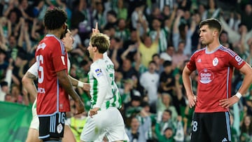 SEVILLA. 12/04/2024. - El defensa del Betis Juan Miranda (3i) celebra su gol durante el partido de LaLiga perteneciente a la jornada 31 que Real Betis y Celta de Vigo disputan este viernes en el estadio Benito Villamar¨ªn de Sevilla. EFE/ Ra¨²l Caro.