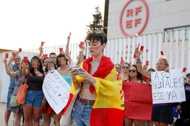 Con tarjetas rojas y pancartas reivindicativas los manifestantes piden la dimisión del presidente de la RFEF, Luis Rubiales.